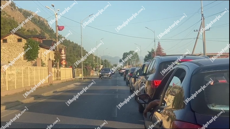 Pushuesit kthehen nga plazhi! Radhë kilometrike automjetesh në Lezhë, shoferët prej disa orësh në trafik! Akset më problematike