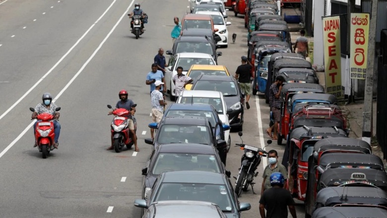 Kriza ekonomike, Sri Lanka ndalon shitjen e karburantit për makinat private! Zëdhënësi i qeverisë: Nuk jemi përballur kurrë me një situatë të tillë