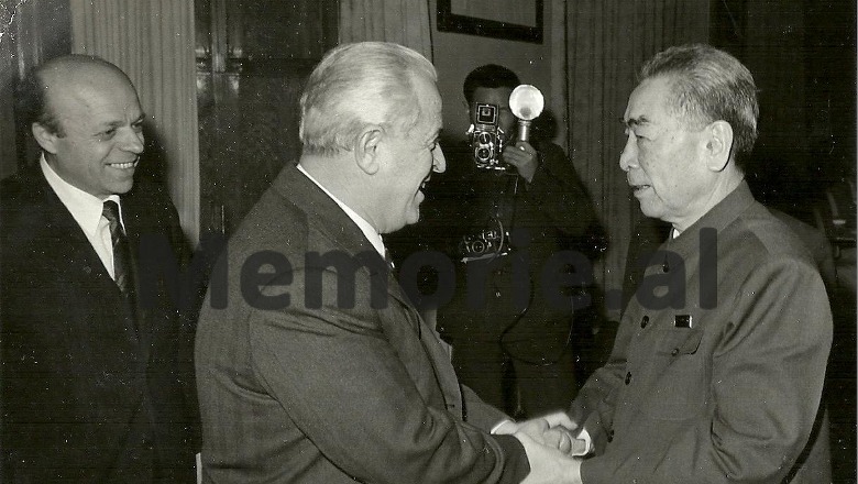 Relacioni sekret nga Pekini, dhjetor 1975/ Në Ministrinë e Jashtme janë grumbulluar elementë armiq dhe agjentë nën ombrellën e Kiço Ngjelës, ka gënjyer Partinë