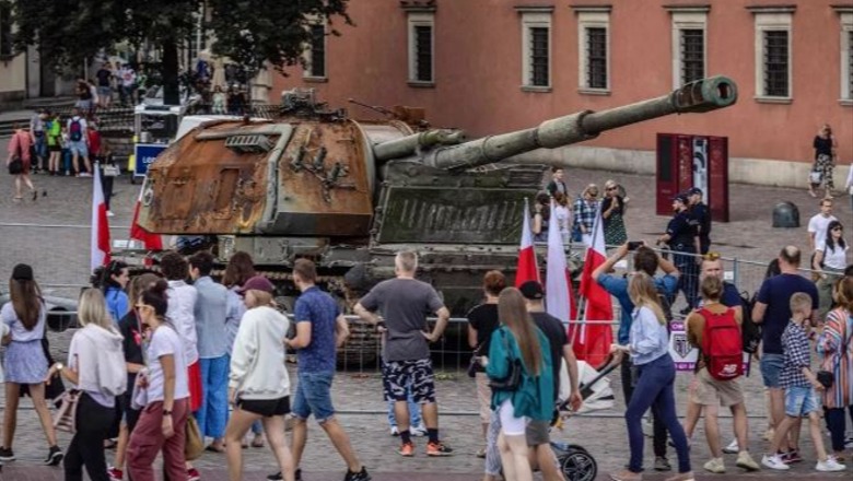 Ukrainë, dy tanke ruse të kapur në ekspozitë në Varshavë