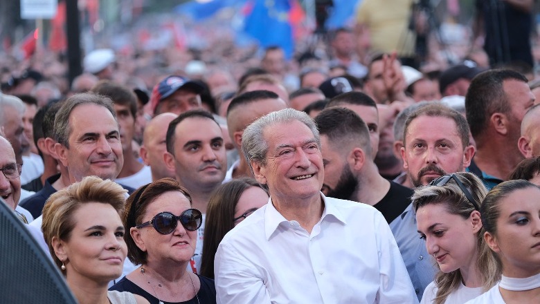 Kryemadhi i bashkohet protestës, shihet në krah të Sali Berishës dhe bashkëshortes së tij