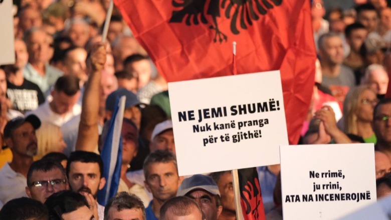 'Iku koha e rrufjanëve', pankartat më pikante nga protesta e Berishës (FOTOGALERI)
