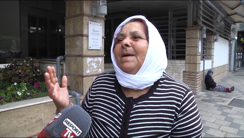 Report Tv sjell historinë e 67-vjeçarjes në Tiranë, e priti Kurban Bajramin në rrugë e pa ushqim: Mbledh kanaçe për të mbijetuar