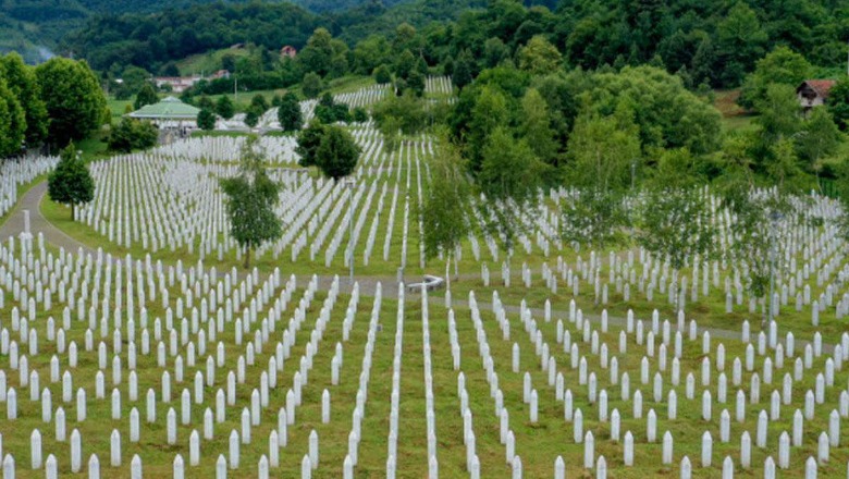 27 vjet nga masakra e Srebrenicës, Berisha: Dënoj forcat që kryen barbarinë dhe qëndrimin e Vuçiç, frymëzuesin e genocidit