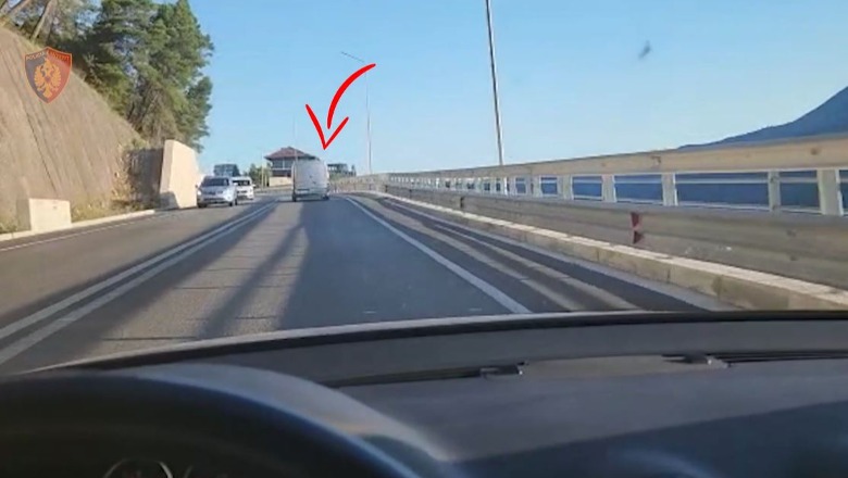 Arrestohen shoferi dhe pasagjerja në Gjirokastër, po transportonin 23 emigrantë të paligjshëm me furgon (VIDEO)