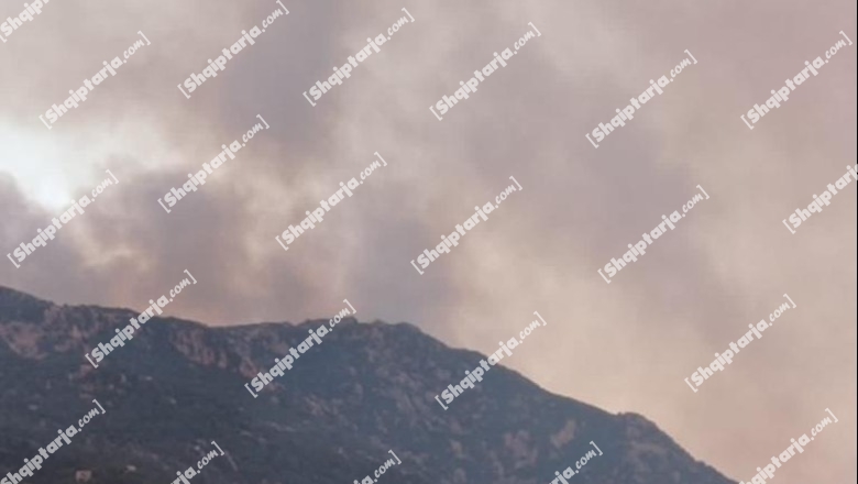 FOTO/ Përkeqësohet situata nga zjarri i Malit të Çikës në Vlorë, afrohet në plazhin e Dhërmiut! Largohen pushuesit