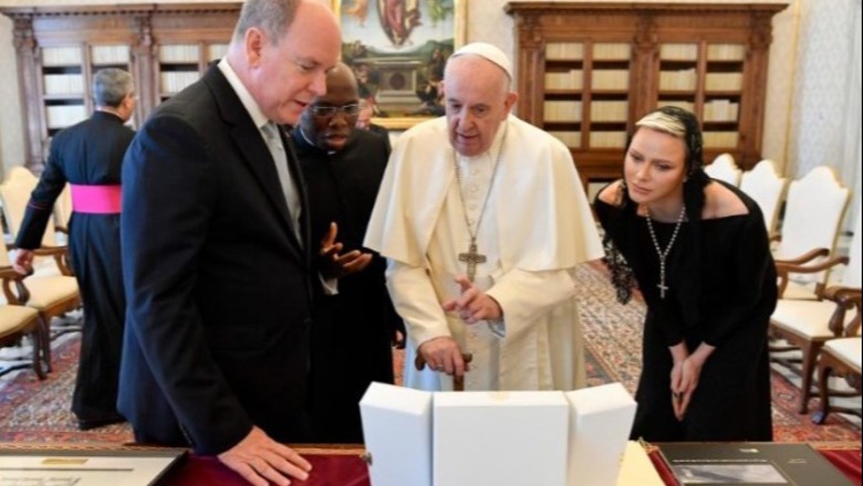 Princesha e Monakos ‘thyen’ rregullat në Vatikan, takon Papën me shpatullat jashtë 
