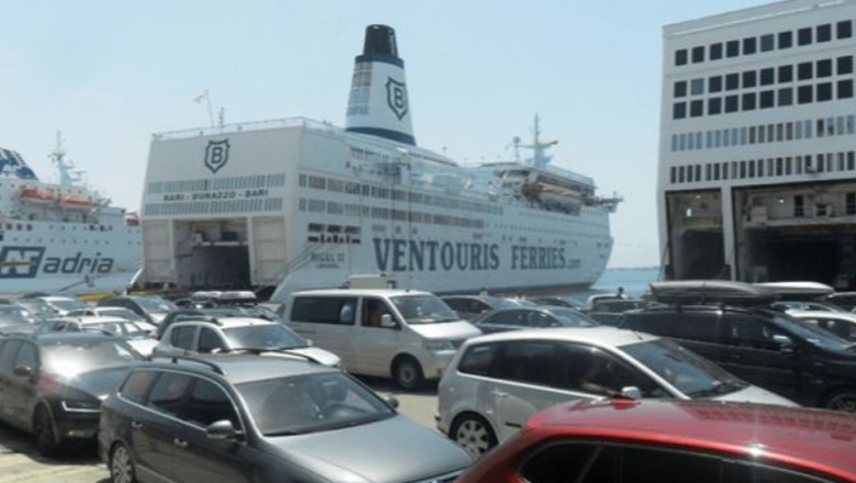 Durrës/ Donin të kalonin kufirin me makina të vjedhura në Itali, Francë dhe Angli, 1 person në pranga, 2 të tjerë nën hetim, bllokohen 3 makinat