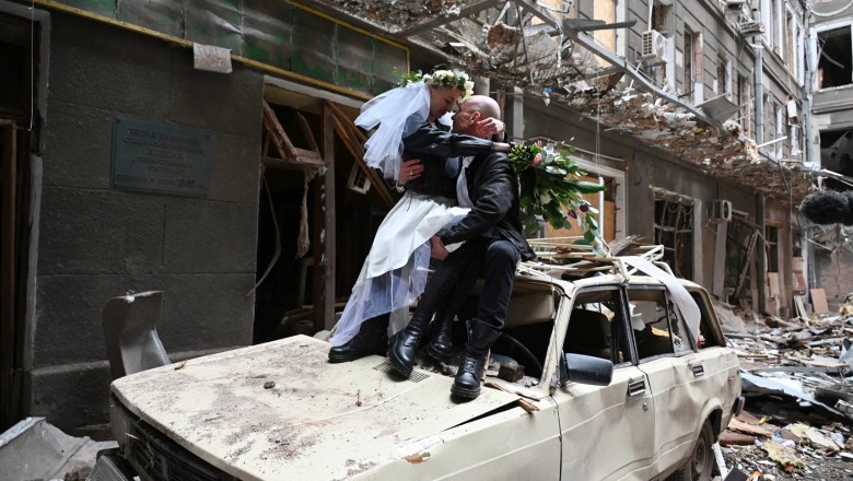 'Më vonë mund të mos ndodhë kurrë', ukrainasit rekord martesash në kohë lufte (10 FOTO të pabesueshme)