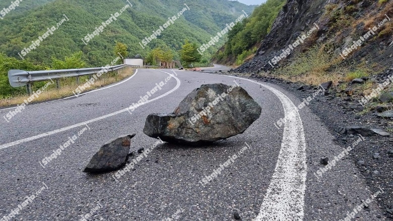 Reshjet e shiut, rrëshqitje gurësh në rrugën nacionale në Skuraj -Burrel