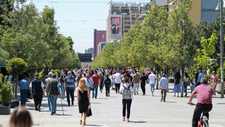 Prishtina ndalon përdorimin e skuterave dhe biçikletave elektrike nëpër sheshe publike