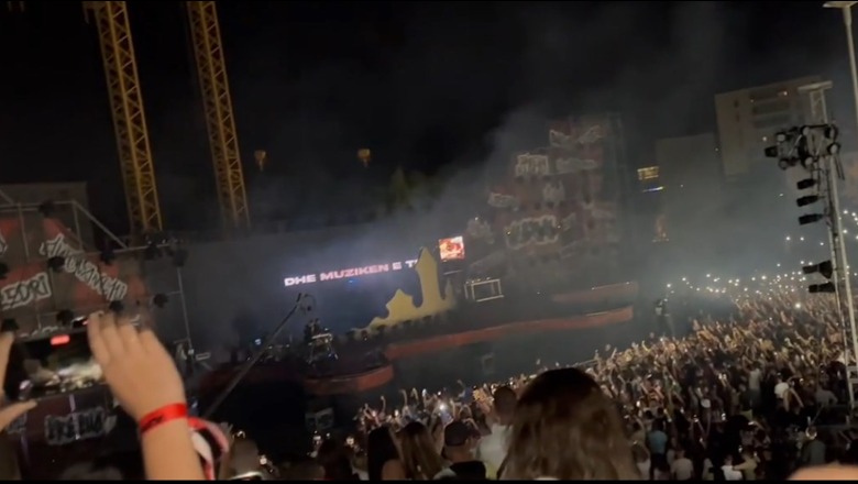VIDEO/ Me kurorën e mbretit, Noizy nisi koncertin me këngën hit që e bëri të famshëm