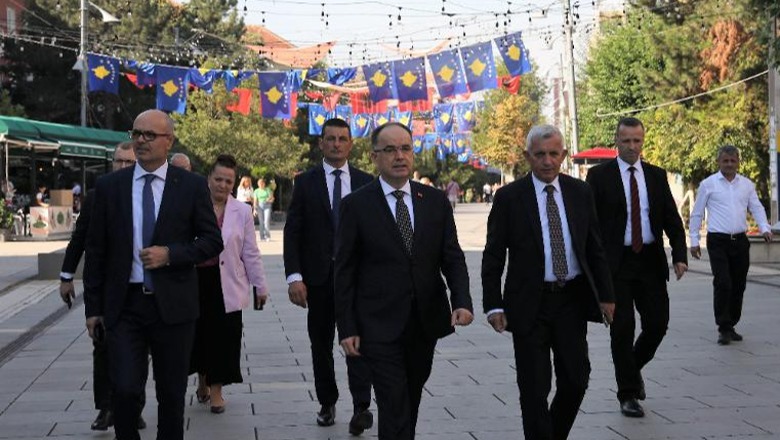 Nuk është momenti që politikanët e Kosovës të sillen si fodull, por të sillen si shqiptarë