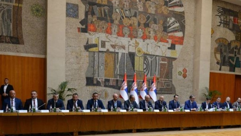 Pas takimit me Kurtin, Vuçiç mbledh përfaqësuesit e serbëve nga Kosova
