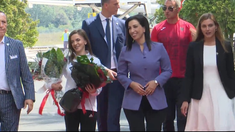 Kampionia Luiza Gega mbërrin në atdhe, pritet me ceremoni në Rinas: I tregova Europës se dhe ne mund t'ia dalim me punë e sakrificë
