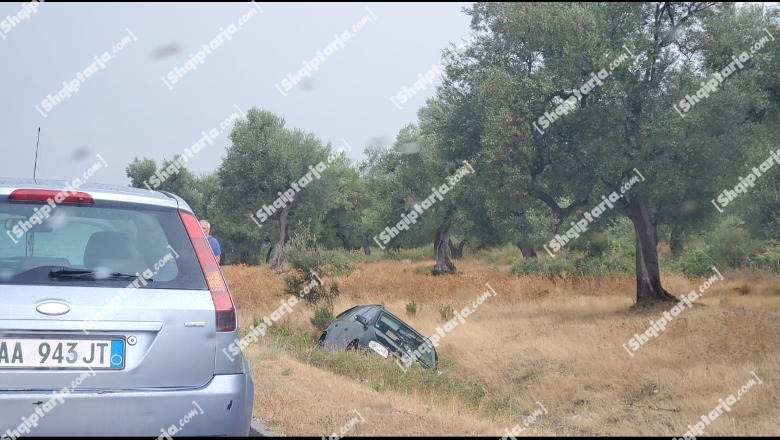 Tjetër aksident në aksin rrugor Vlorë-Fier! Makina përfundon në kanal, 2 të lënduar