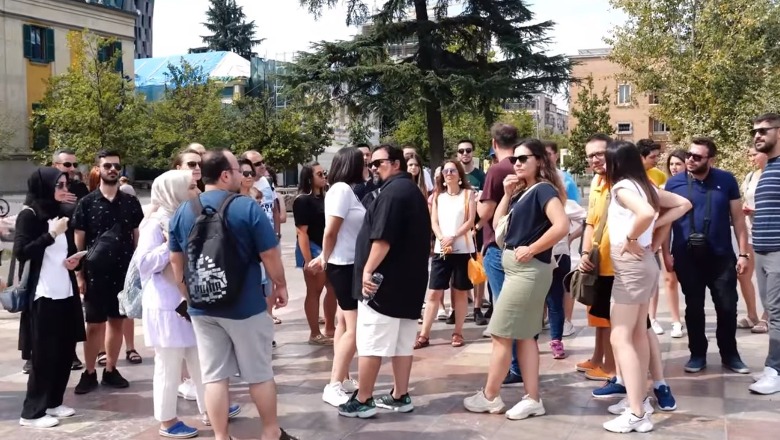 Rama dhe Veliaj publikojnë video nga Tirana me vizitorët e huaj në shesh, turistët: Na pëlqen shumë, ua kemi sugjeruar edhe miqve