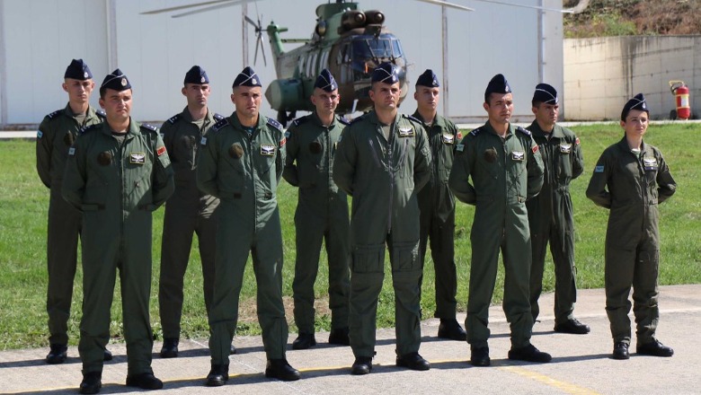 11 pilotë të rinj i shtohen Forcës Ajrore, mes tyre edhe Armela Murati, pilotja e parë shqiptare! Në 2023 flotë e re me helikopterë 'blackhawk'