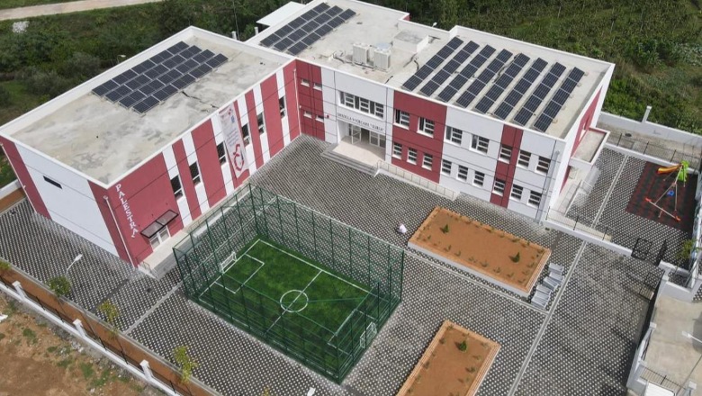 Rama ndan fotot nga shkolla e rindërtuar në Fushë-Krujë: Është pajisur me panele diellore për prodhimin e energjisë