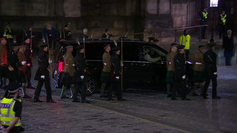 Gjatë natës, zhvillohen prova në Edinburg për mbërritjen e arkivolit të Mbretëreshës Elizabeth II