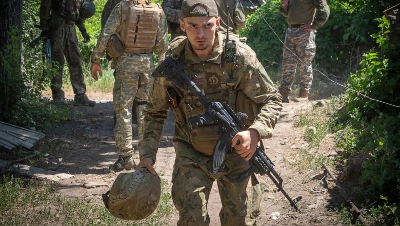 Këshilltari i ministrit të Brendshëm në Ukrainë: Ushtarët rusë po ikin aq shpejt sa lanë gjysmën e pajisjeve të tyre mbrapa