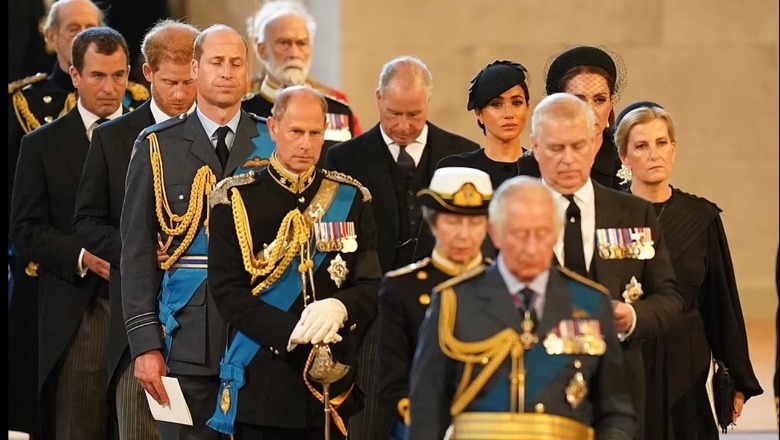 Trupi i Elisabeth II zhvendoset në Westminster Hall për homazhe! Princi William dhe Harry ecin pas arkivolit të monarkes