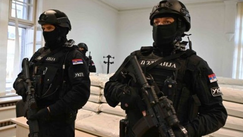 ‘Shkatërrohet’ rrjeti i drogës nga policia serbe, në pranga 3 persona transporuan 50 kg marijuanë me logon e OSBE-së! Beogradi: U nis nga Shqipëria, kaloi në Kosovë