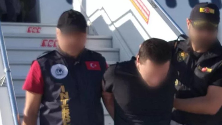 Kallëzohet penalisht shefi i Komisariatit të Rinasit, avokatët e gazetarit turk që u dëbua nga Shqipëria: Nuk i lejuan asnjë kontakt me ne