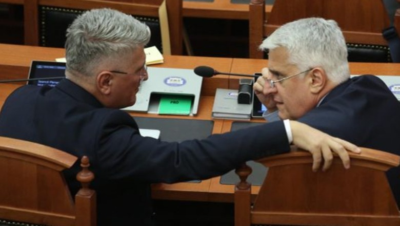 S’mjaftoi Berisha në karriget e socialistëve, një tjetër demokrat zë vend nga të majtët! Kokë më kokë me Majkon! Çfarë nuk u pa në Kuvend (FOTO)