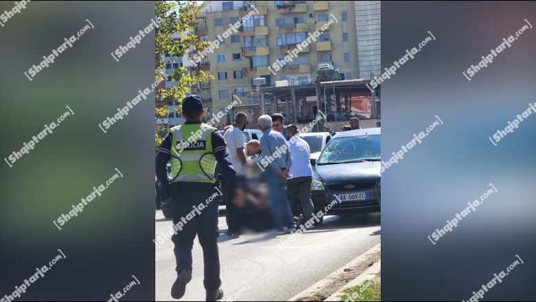 Aksident rrugor në Tiranë, makina përplas këmbësoren! Gruaja e shtrirë në tokë pa ndjenja (FOTO)