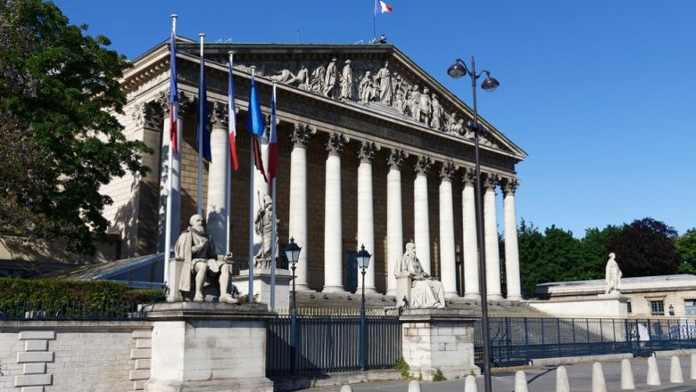 Deputetët francezë kërkojnë komision hetimor për financimet ruse në politikë, akuzojnë partinë e Le Pen
