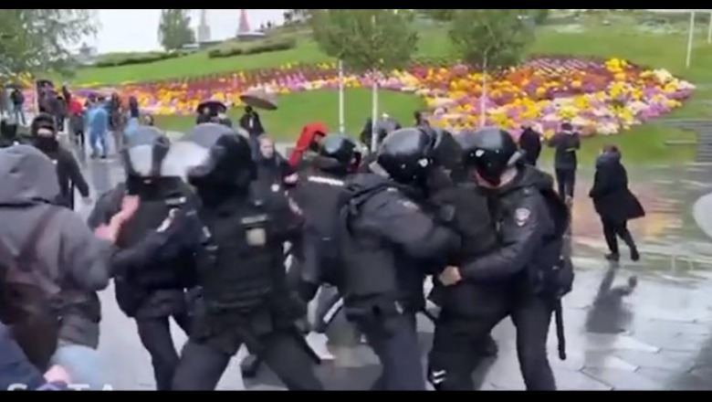 Protesta kundër urdhrit të Putinit për mobilizim në Ukrainë, policia arreston qindra demonstruese në Rusi