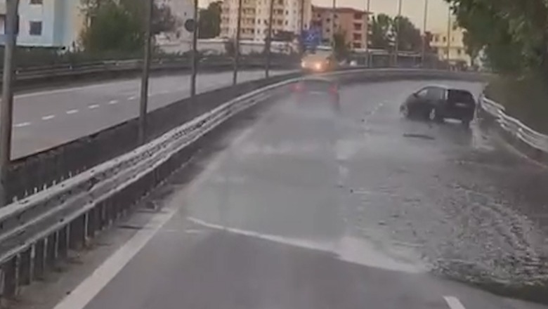 VIDEOLAJM/ Ecën me shpejtësi për të parakaluar, automjeti rrëshqet dhe rrotullohet në autostradën Durrës-Kavajë
