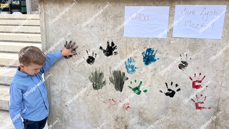 FOTOLAJM/ Fëmijët e kopshtit protestë së bashku me prindërit, vogëlushi ‘lë shenjën’ e tij te Kryeministria