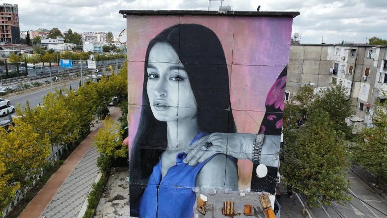 FOTO/ Artistja e njohur franceze realizon muralen në kryeqytet, Veliaj: Tirana zgjohet me art!