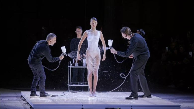 VIDEOLAJM/ Si u krijua fustani me spërkatje të Bella Hadid, spektakli në mes të pasarelës