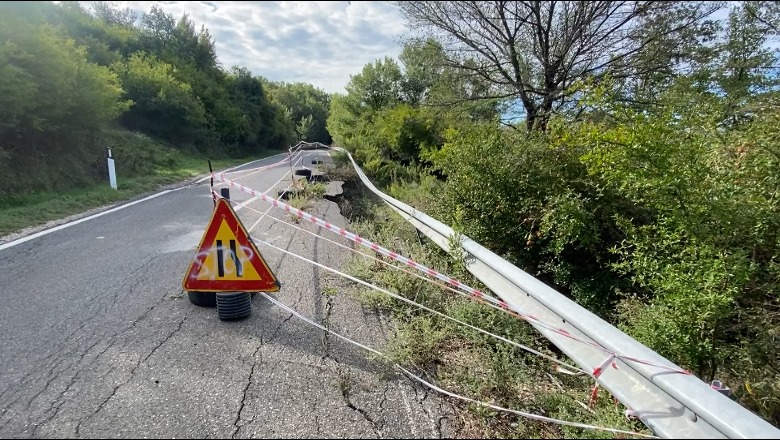 Shembjet në rrugën Lezhë-Vau Dejës, shoferët: Askush s’ka vënë dorë, burim aksidentesh