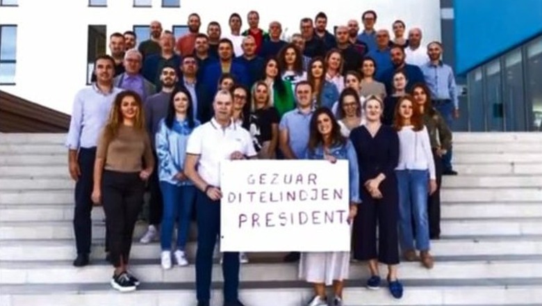 VIDEO/ Ilir Shulku dirigjent, si i rrështoi sekretari punonjësit e FSHF-së për të uruar Dukën