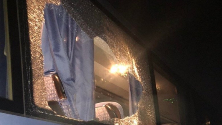 Autobusi i linjës Zvicër-Kosovë sulmohet me gurë në Serbi nga dy persona të maskuar (FOTO)