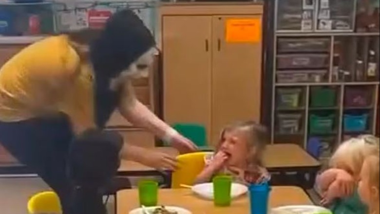 VIDEO/Edukatorja tmerroi fëmijët me maskën e Halloween-it! Të vegjlit ikin me vrap duke qarë! E pushojnë nga puna