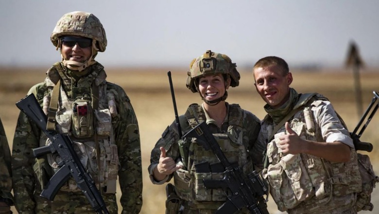 Foto e rrallë që prej luftës/ Ushtarët rusë dhe amerikanë pozojnë së bashku të buzëqeshur