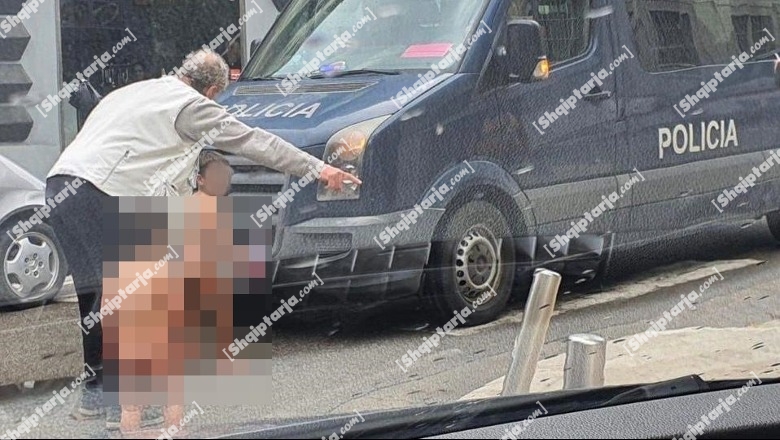 FOTOLAJM/ Shokuese në Durrës, prindërit nxjerrin fëmijët e zhveshur për të lypur në rrugë, madje ‘nën hundën’ e policisë! Askush nuk reagon