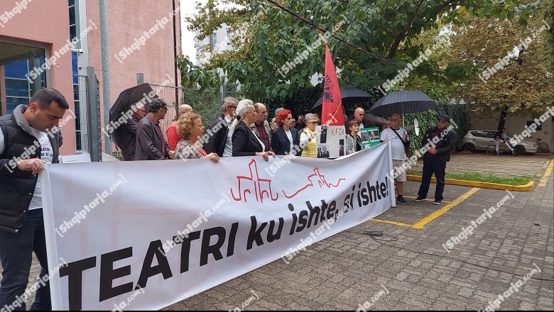 Rithemelimi protestë përpara SPAK për shembjen e Teatrit, paralajmërohet nga Këlliçi dhe mungon në tubim