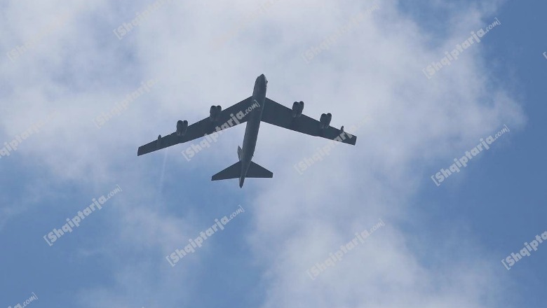 Brenda avionëve bombardues B-52 që dhanë spektakël në qiellin e Tiranës (Foto)