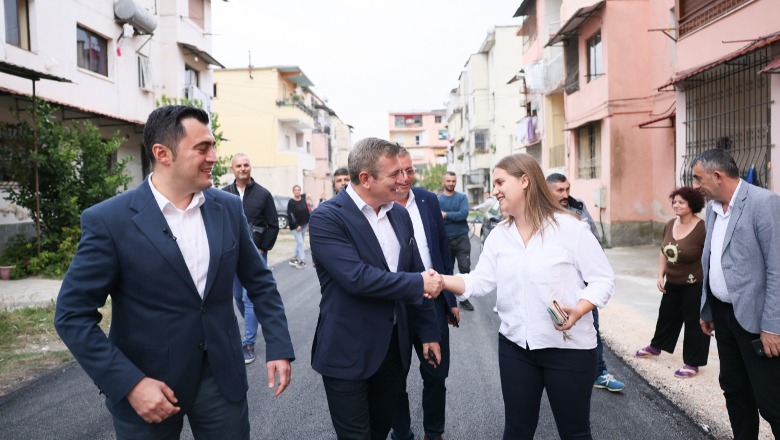 Në Elbasan nis rehabilitimi i rrugëve në lagje,  Gjiknuri dhe Llatja inspektojnë  punimet