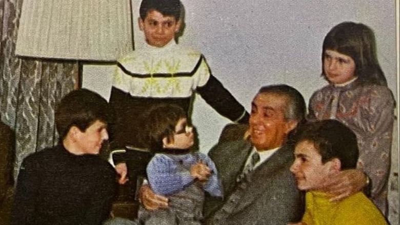 Foto e Andi Bushatit në prehrin e Enver Hoxhës, Veliaj: Gjitholog që sillet si troll patetik! Çfarë shkruante Sulo Gradeci për analistin
