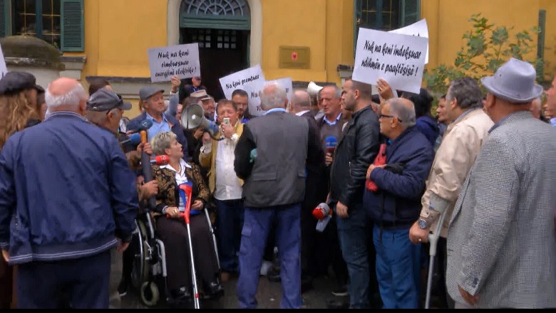 Invalidët e Punës në protestë para Ministrisë së Financave, listojnë 8 kërkesa: Po jetojmë me 92 mijë lekë në muaj, meritojmë të trajtohemi me dinjitet