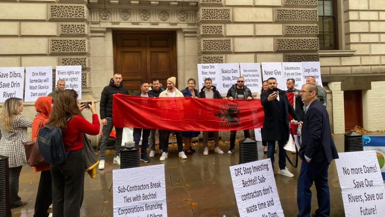 Diga e Skavicës, qytetarët dibranë në Britani protestojnë përballë ndërtesës ku po zhvillohej panair për hidroncentralin