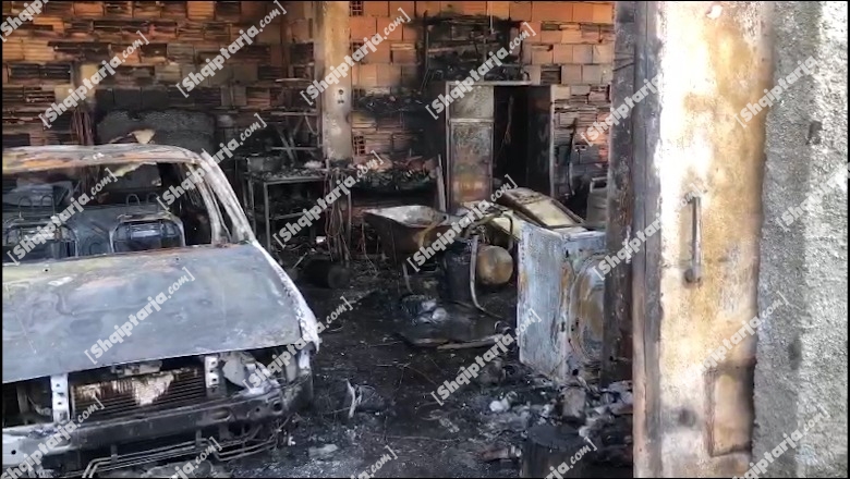 Zjarr në një banesë në Fier, shtëpia bëhet shkrumb! Digjet dhe një makinë e parkuar (VIDEO)