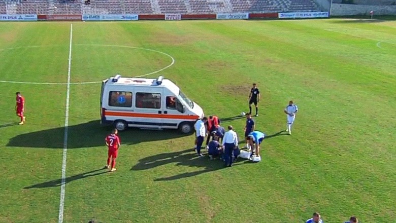 VIDEO/ U rrëzua në fushë dhe u transportua me urgjencë në spital, Bledi Shkëmbi tregon gjendjen e futbollistit të Teutës: Nuk mbushej me frymë